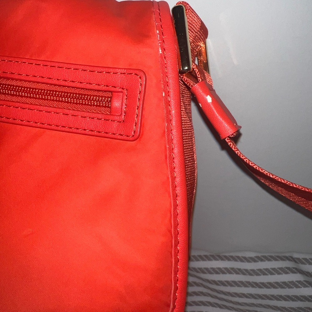 Tory Burch Red Crossbody Bag with Flap Design and Matching Strap - Picture 3 of 16